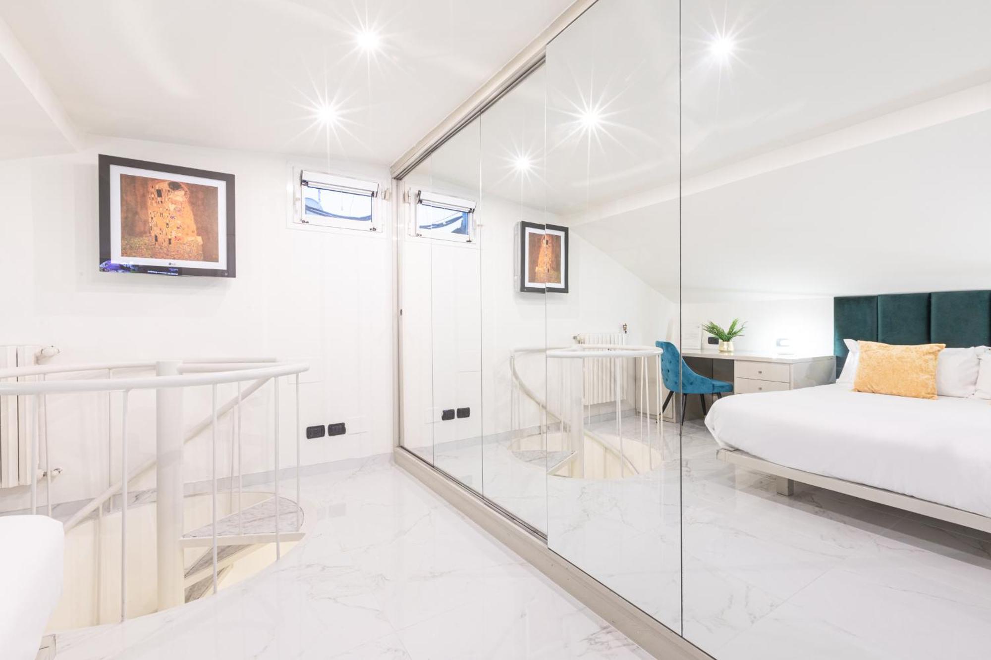 Monte Napoleone Split-Level Terrace Apartment - Top Collection 米兰 外观 照片